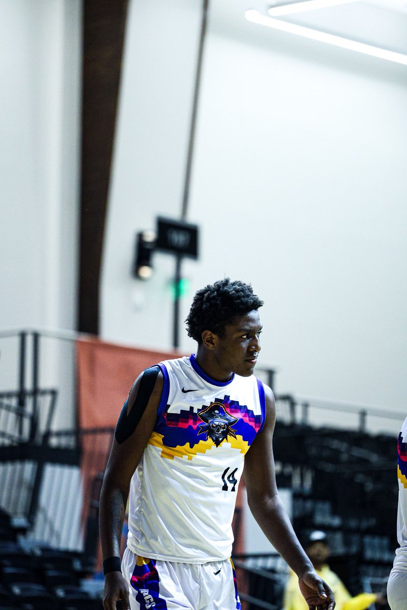 BIG SH🏀TS tweet media