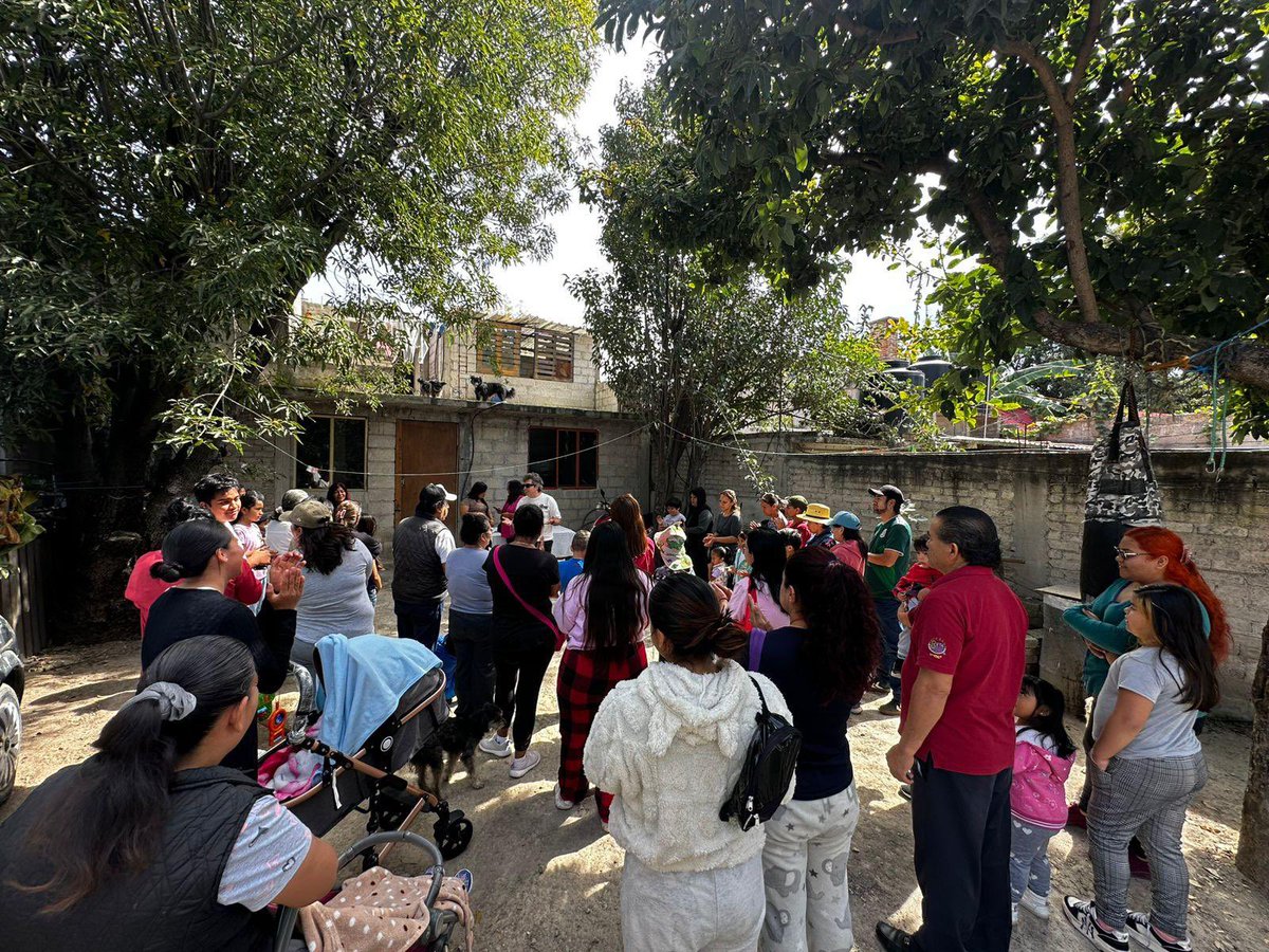 AleGaOlmos's tweet photo. ¡Estamos en territorio!

En diálogo, sobre las labor que hace la presidenta @Claudiashein, en distintas materias, y los beneficios para la ciudadanía Izcallense. 

Difundiendo, platicando y escuchando, tal y como lo hace  nuestra amiga la senadora @MarielaGtzEsc. https://t.co/Wg7MsquhQK