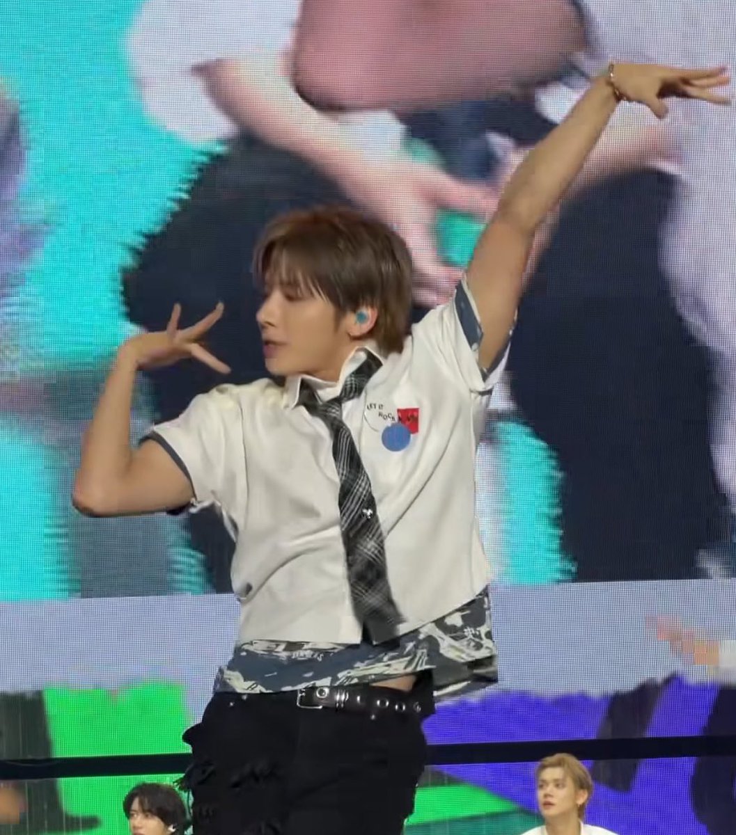 itgirlsoobin's tweet photo. i need to see him vogueing https://t.co/5FWy7OHX9C