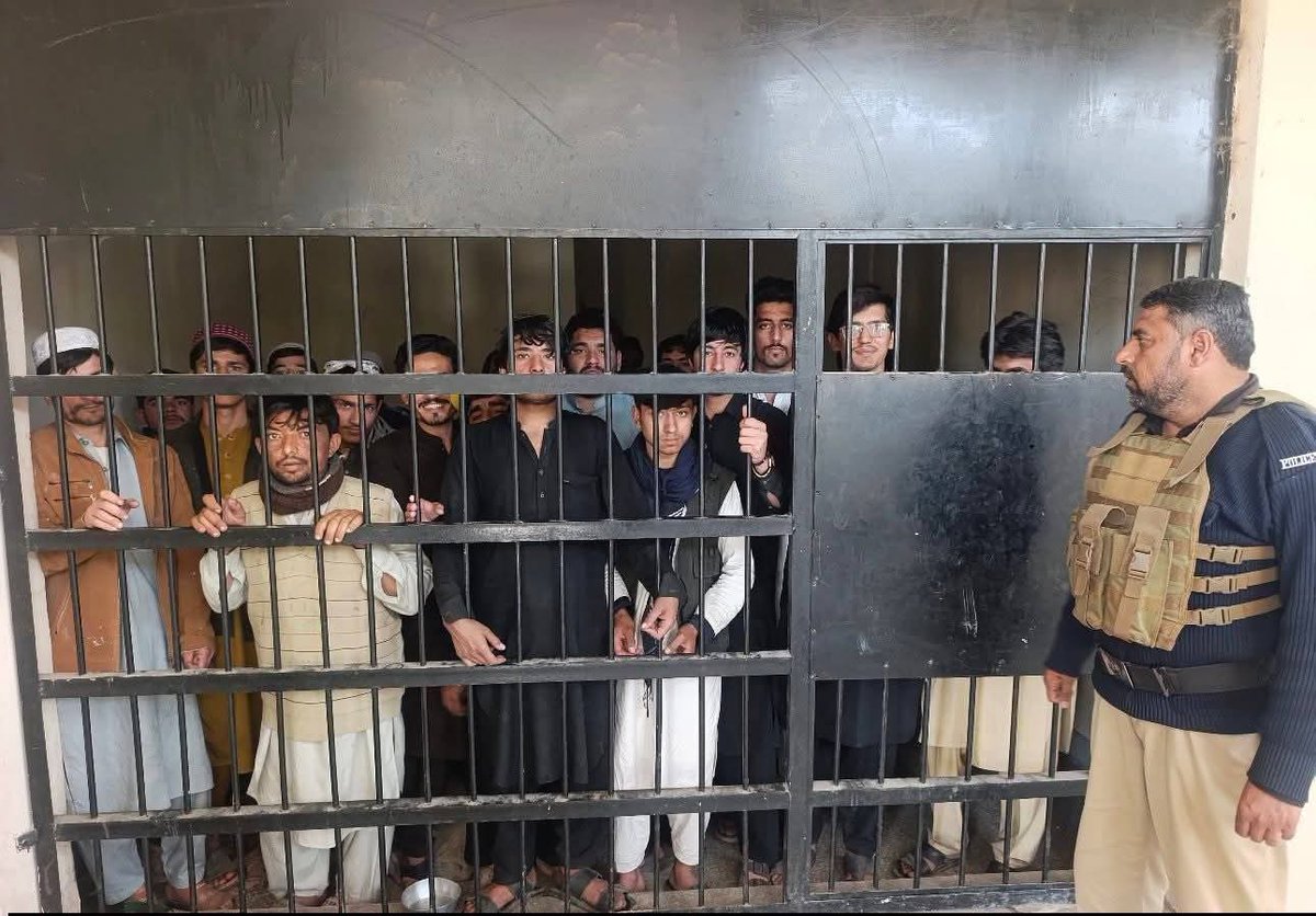 ISaddique12's tweet photo. افغانیوں کےخلاف کریک ڈاون۔۔۔متعدد گرفتار کرکے پابندسلاسل کردیے۔ https://t.co/ZhnUh3yaIa