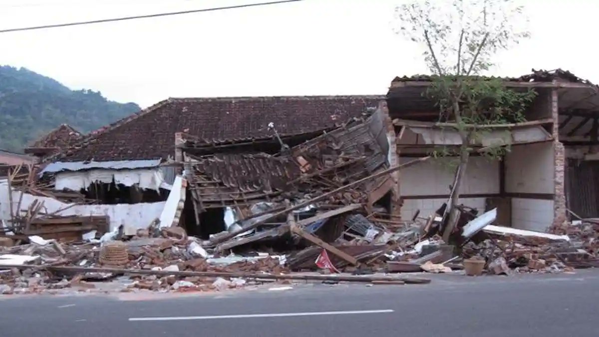 mlakbr's tweet photo. [Tepat hari ini 20 tahun lalu]

Tragedi gempa Jogja 27 Mei 2006 (Mw​ 6,3) akibat Sesar Opak merenggut ±5.800 nyawa & menghancurkan ratusan ribu rumah dalam sekejap. Kejadian ini membuat lumpuh Indonesia. Hal ini membuat Indonesia lumpuh sementara, meningat Jogja merupakan salah satu pusat pendidikan dan pariwisata. Bahkan, kompetisi ISL diberhentikan sementara.

Apa yang kamu ingat dari kejadian ini?
