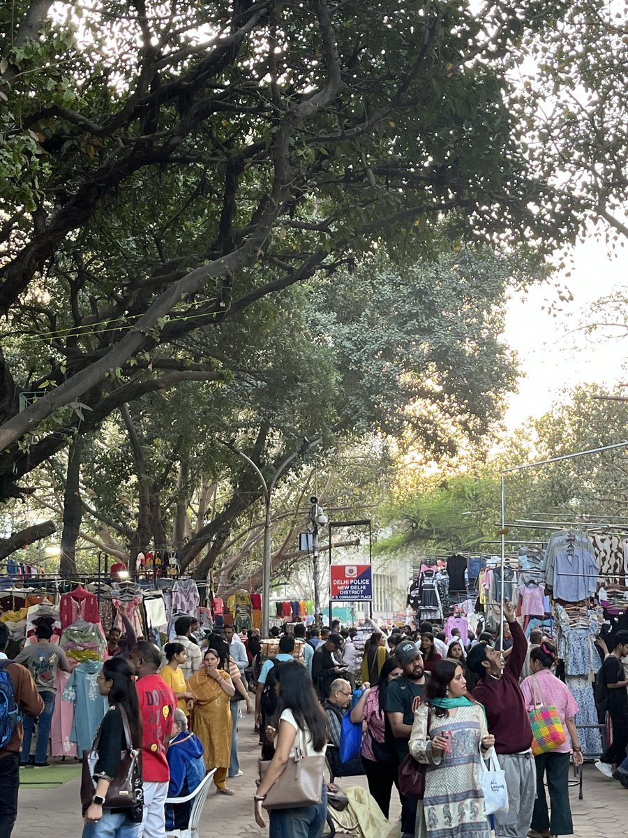 DelhiUrbanStudy's tweet image. Heavy evening footfall at Janpath Market is leading to limited pedestrian space and slower movement. Shoppers report difficulty walking during peak hours. A closer look at crowd management is needed.
#Janpath #Delhi #GroundReport