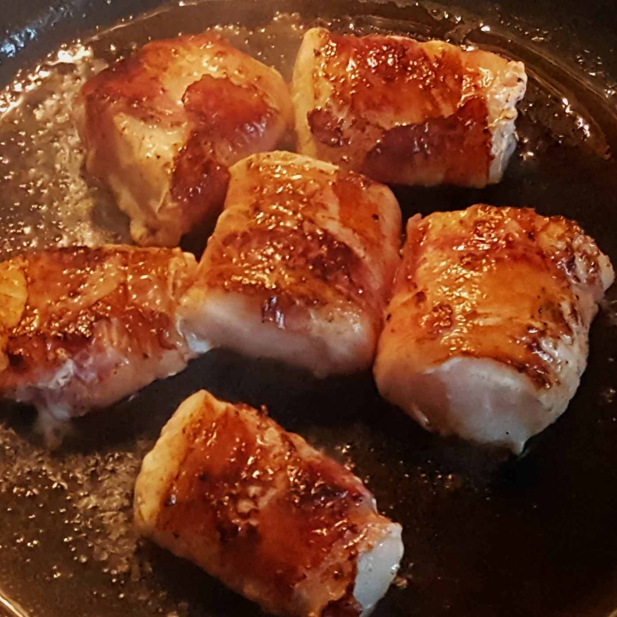 MikeKocht's tweet image. #Kabeljau im #Speck ( #Bacon ) Mantel. So bleibt feiner Fisch saftig.
Serviert auf #Pürée von jungen #Erbsen mit #Minze
Knusprige #Erdäpfel ( #Kartoffel ) für Sättigung UND "Crunch"

mikekocht.at/2026/02/28/kab…