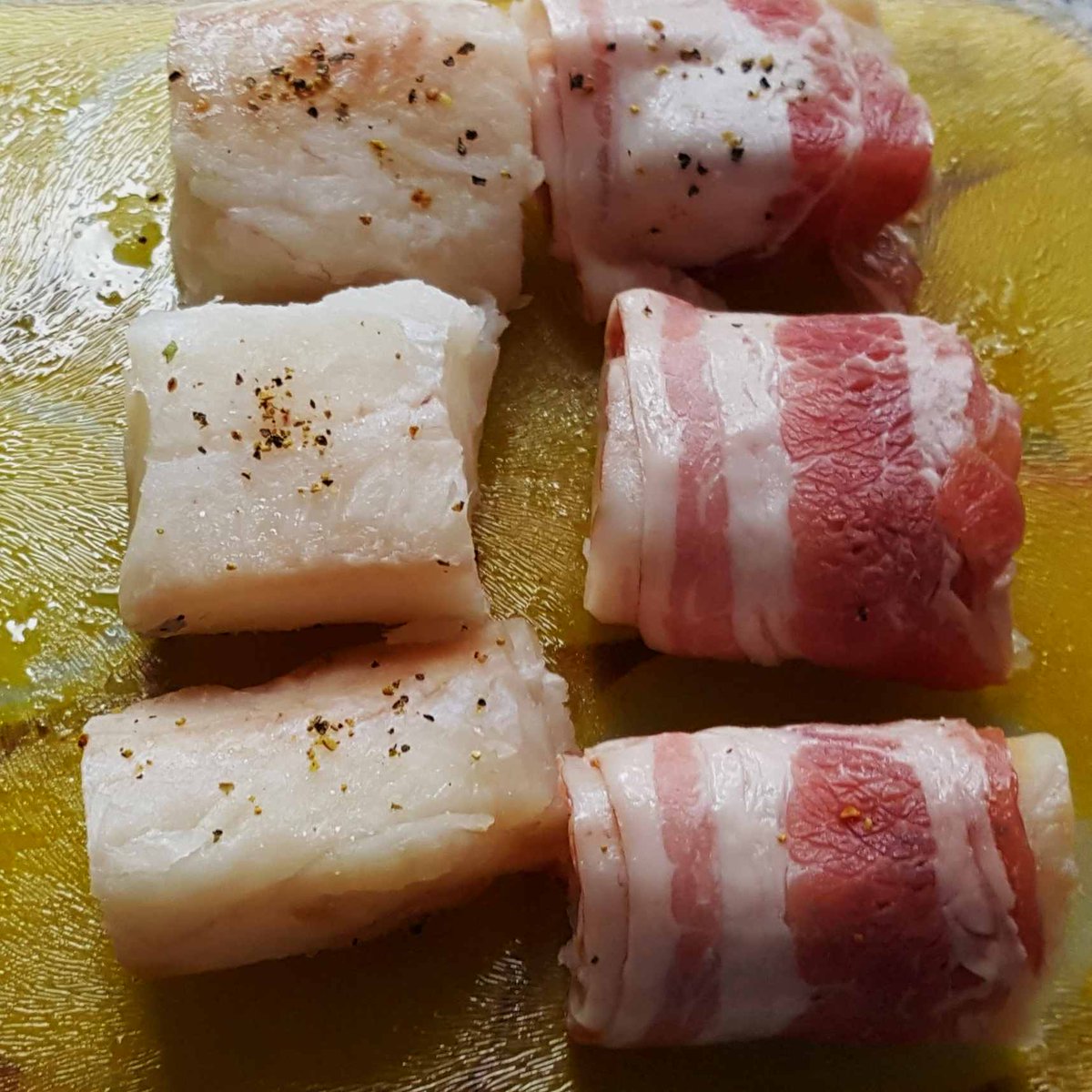 MikeKocht's tweet image. #Kabeljau im #Speck ( #Bacon ) Mantel. So bleibt feiner Fisch saftig.
Serviert auf #Pürée von jungen #Erbsen mit #Minze
Knusprige #Erdäpfel ( #Kartoffel ) für Sättigung UND "Crunch"

mikekocht.at/2026/02/28/kab…
