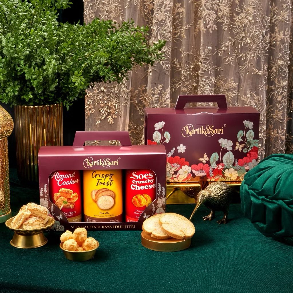 dimari_ajaa's tweet photo. ✨cookies premium - kartika sari ✨

brand legendaris yang rasanya nggak pernah gagal. pilihan aman kalau mau kirim hampers yang pasti disukai semua umur. packagingnya cantik + rasa yang udah terkenal enakk.

link. https://t.co/d6SpWSZxCO https://t.co/irEP30HMk3