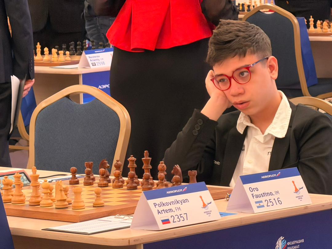 🚨FAUSTINO ORO GANA LA PRIMERA PARTIDA🚨

El torneo soñado empieza de manera soñada. Faustino vence de negras a un MF ruso de 15 años para arrancar con el pie derecho en su ambiciosa búsqueda de ser el Gran Maestro más joven de la historia.

Artem Polkovnikyan (2357) fue su