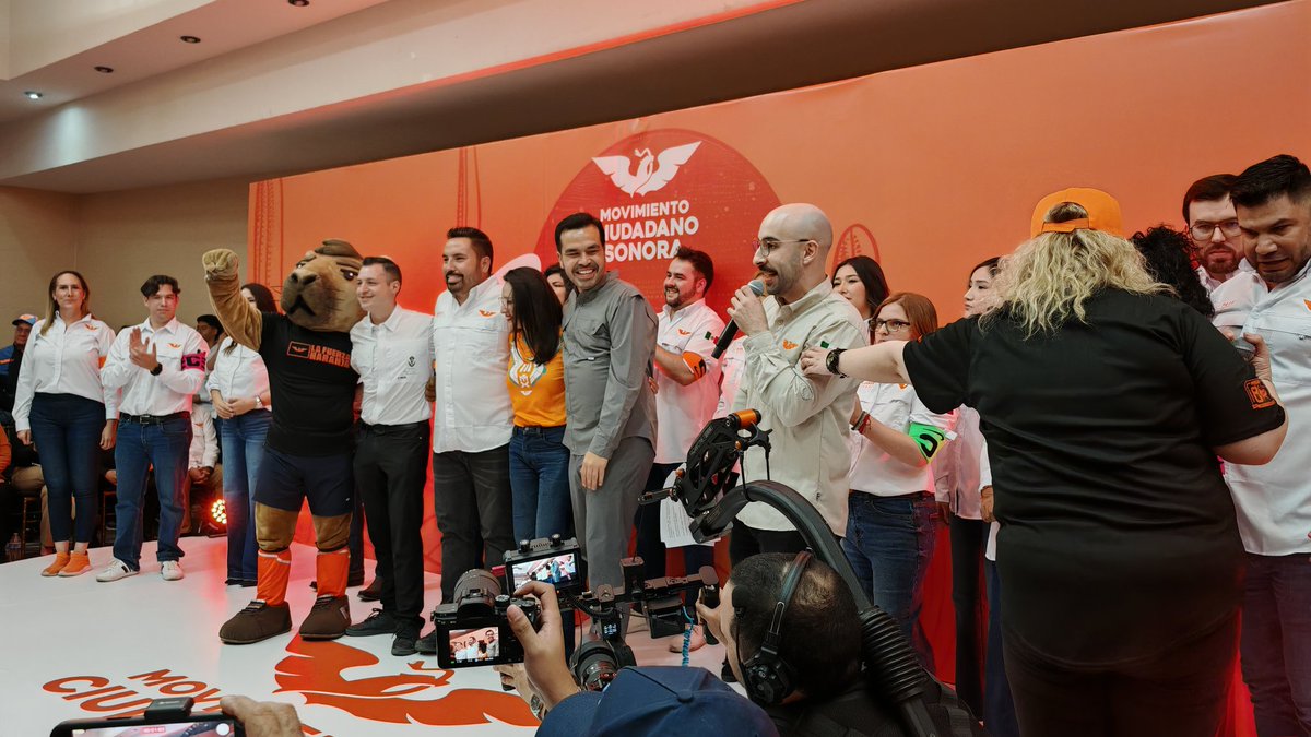elreporteromx's tweet photo. En una actitud sobrada y una falta de cortesía hacia los medios de comunicación, @MovCiudadanoMX  @colosioriojas @AlvarezMaynez y compañía, dejaron plantados a las y los reporteros que esperaban para cubrir una conferencia de prensa que se habían comprometido a dar en Hermosillo, en la tarde del viernes. Sintieron cubierto su evento de toma de protesta de @Rogeliocota y la atención a los medios de comunicación, les valió cuete. 
Los periodistas trabajaron hasta tarde esperando esa conferencia de prensa. 
Tache. No se merecen ninguna cobertura.
Ccp @NataliaRiveraGr