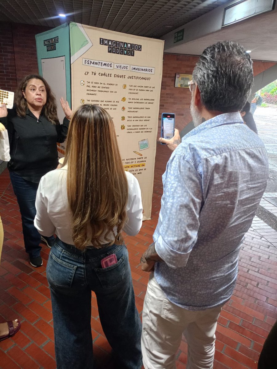ARNColombia's tweet photo. Hoy estamos en @lauao en #Cali, en el marco del taller Voces que Transforman, la @ARNColombia  comparte la experiencia 'Imaginarios Podcast'. Un espacio de reflexión sobre la importancia de una comunicación enfocada en derechos, para dignificar historias que le apuestan a la paz. https://t.co/Bhmr3o3pYL