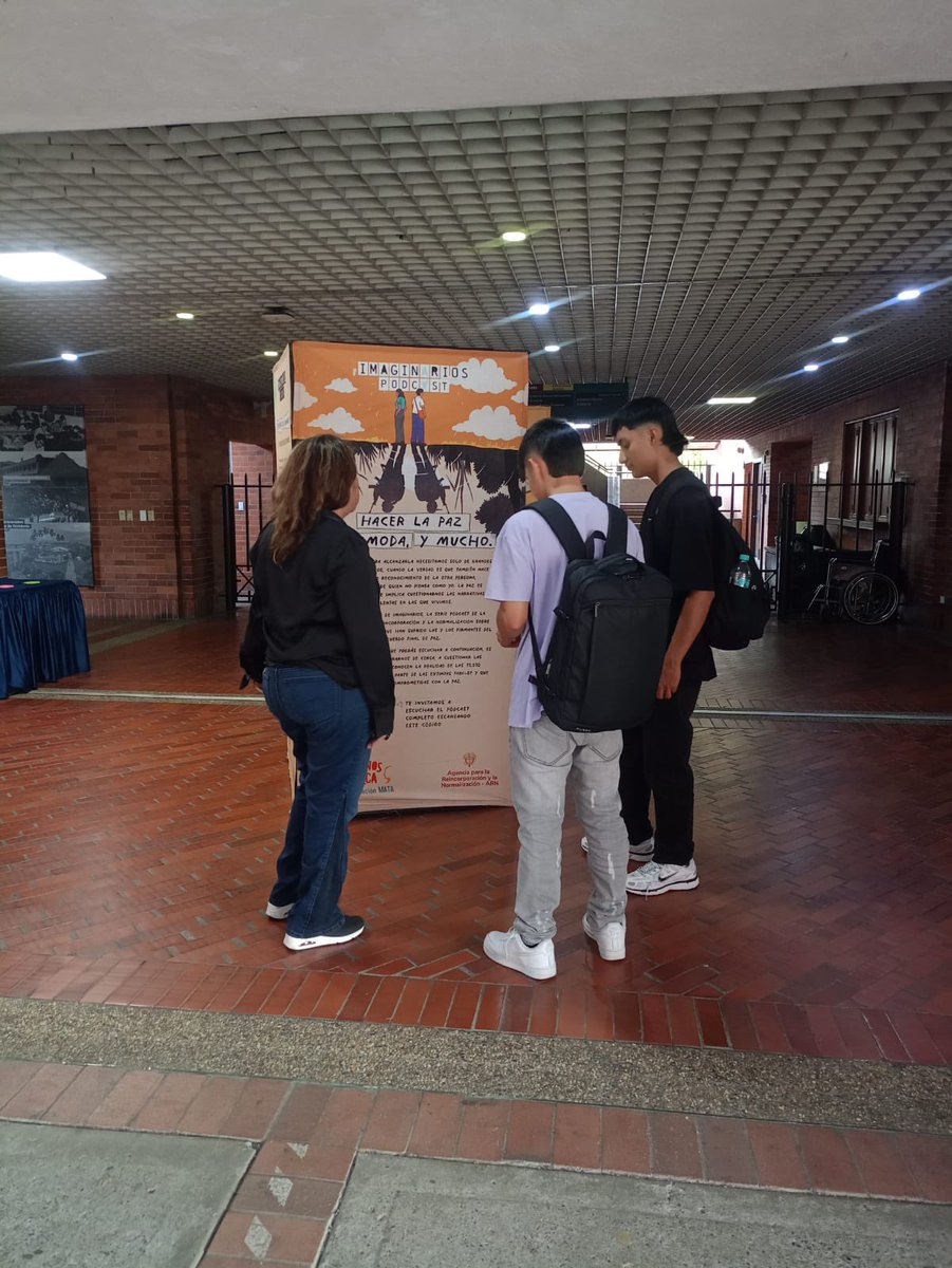 ARNColombia's tweet photo. Estudiantes, organizaciones sociales y medios de comunicación, dialogaron sobre el papel del periodismo en la construcción de país.
Porque muchas veces se estigmatiza desde la desinformación, narrar con responsabilidad es también una forma de garantizar derechos. https://t.co/wpGoJtisL8