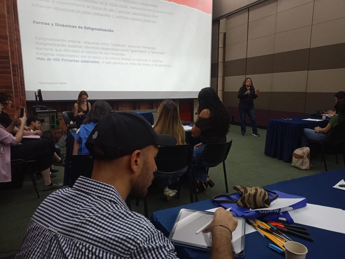 ARNColombia's tweet photo. Desde la @ARNColombia promovemos un periodismo que atienda las necesidades de la población, que contextualice, que contraste y que no cierre puertas con prejuicios.

La paz también se construye desde el lenguaje, contarla sin estigmas es un compromiso colectivo. https://t.co/5urWMbKKFY