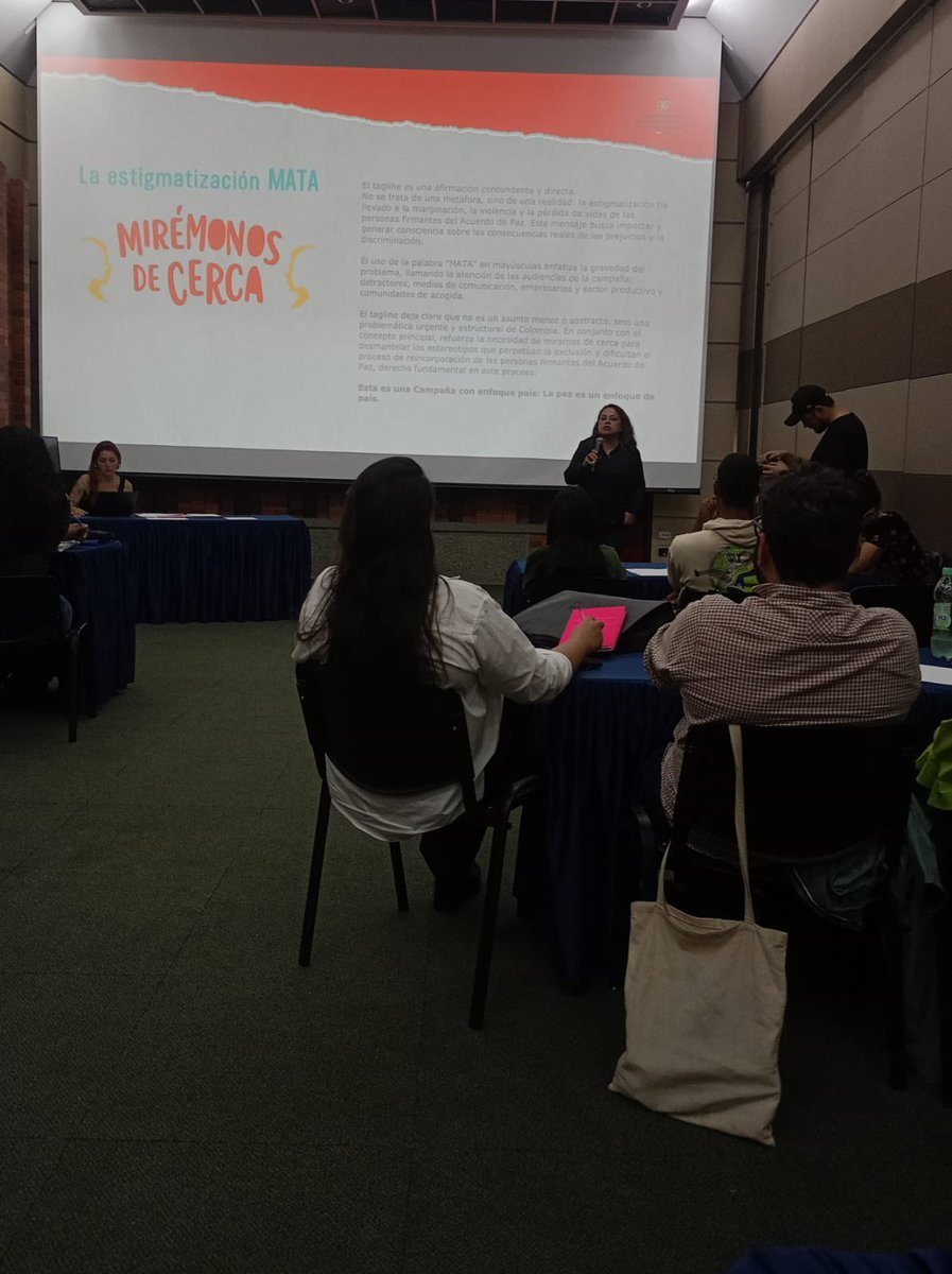 ARNColombia's tweet photo. Desde la @ARNColombia promovemos un periodismo que atienda las necesidades de la población, que contextualice, que contraste y que no cierre puertas con prejuicios.

La paz también se construye desde el lenguaje, contarla sin estigmas es un compromiso colectivo. https://t.co/5urWMbKKFY