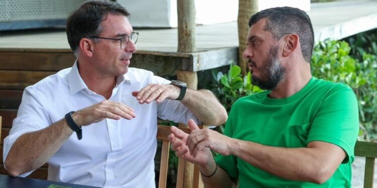 Quem está ao lado de Flávio bolsonaro é, simplesmente, a "liderança do núcleo político do Comando Vermelho" segundo relatório da PF