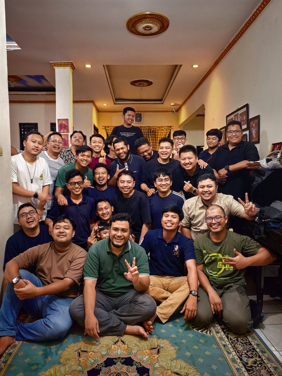 Baru nyampe rumah, habis ikut bukber sama temen2 sekolah di rumah temen di Bekasi. Wkwk berangkat 12.15, balik 21.15.

Istri nanya kenapa bela2in dateng bukber jauh2 trus langsung balik? Gw banyak bgt cerita bareng kawan2 ini. Dan jasa mereka jg banyaaak bgt di hidup gw 😅