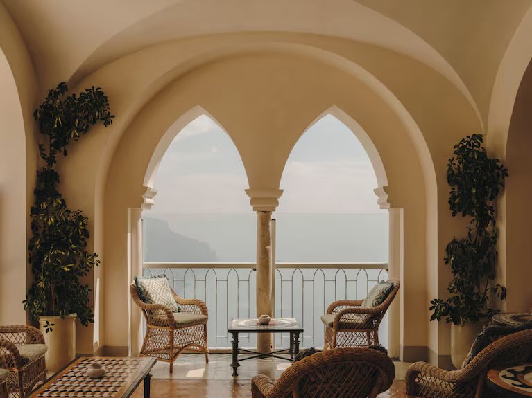 realGiuliano_S's tweet photo. Au printemps, l’Orient Express lancera sa toute première liaison entre Paris et la côte amalfitaine. 
Au menu, petit-déjeuner et visite sur-mesure de Pompéi avant de passer deux nuits sur les bords de la mer Tyrrhénienne, dans un palais du XIe siècle. https://t.co/RNojnyBiEU