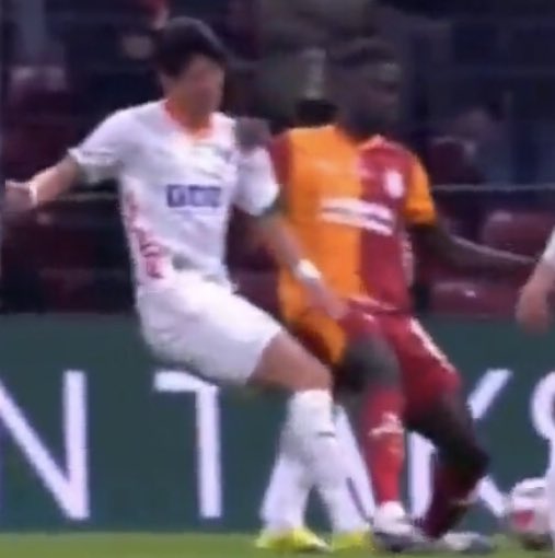 🚨Fırat Aydınus:

"Davinson'un rakibine yaptığı müdahale net sarı kart hakem görmezden geldi ama Davinson bu faulleri her maç yapıyor."