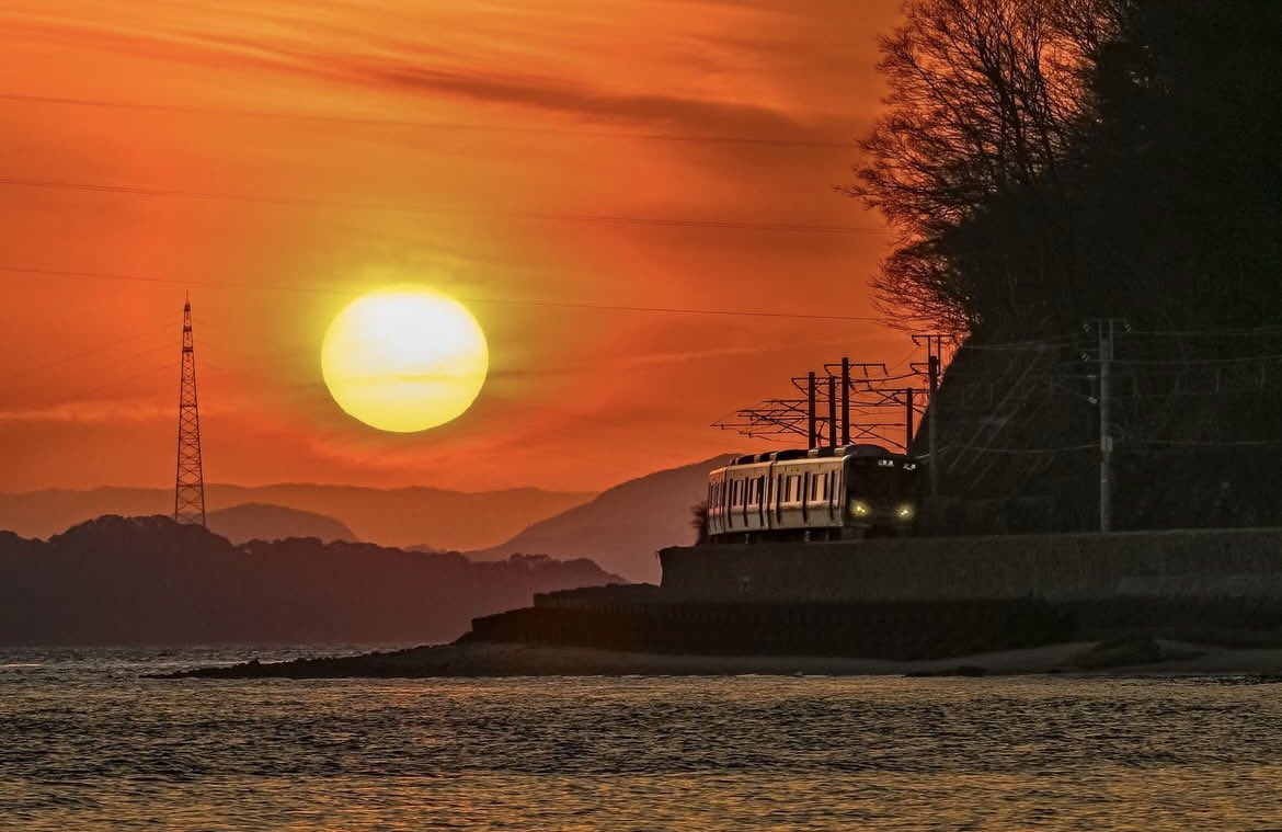 voshans's tweet image. De pracht van het #treinleven…

(Foto Chieko Photography)

#Mihara #Hiroshima #Japan 

#trein #train #spoorwegen #railway