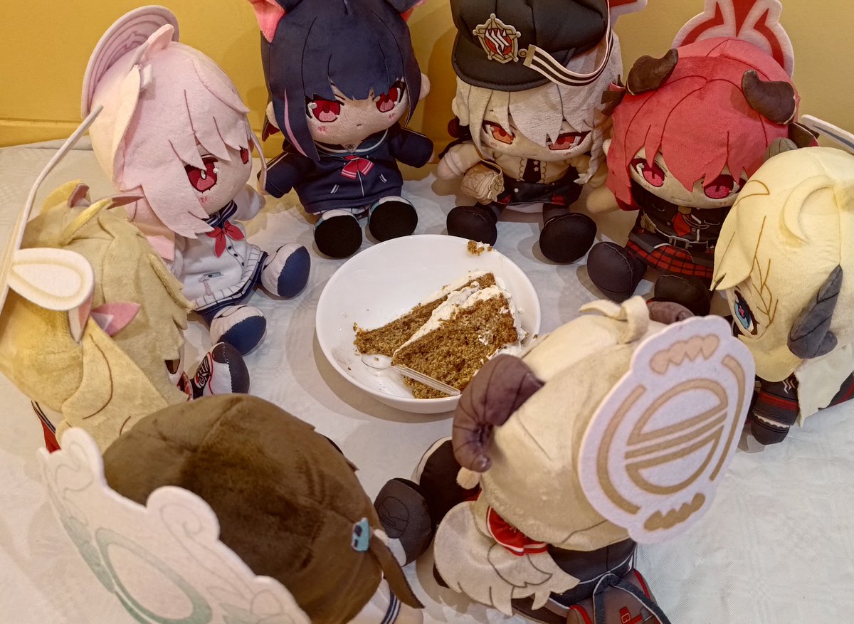 And finally, the spotlight of the day: the carrot cake! With a very big carrot on top of it because I miscalculated the size. The council of plushies have decided that it is indeed yummy.
Never kill yourself