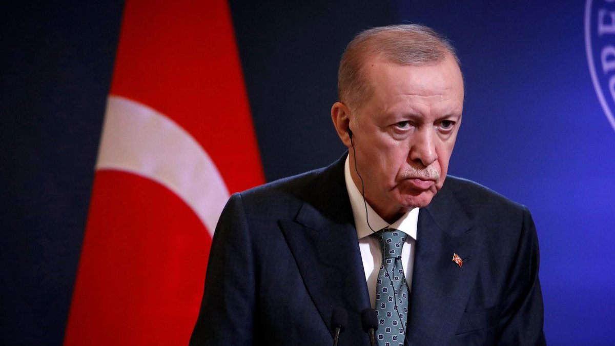 TheDailySomalia's tweet photo. #BREAKING: Turkey’s President Recep Tayyip Erdogan said he was “deeply saddened and concerned” by U.S. and Israeli strikes on neighboring Iran, adding that the “provocation was initiated by Netanyahu

Erdogan condemned also Iran’s attacks on Gulf countries, saying Ankara does not accept strikes against “brotherly Gulf nations” under any circumstances.
He urged the U.S, Israel and Iran to exercise restraint and called on all sides to work to prevent further escalation and bloodshed.