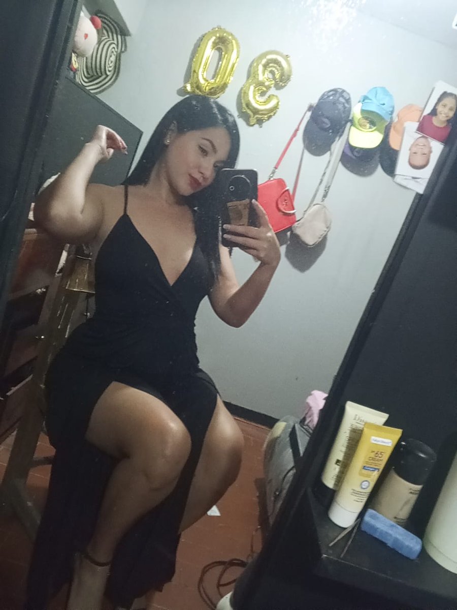 petitebxbee's tweet photo. Gotic snow-white look a like
Do you like my dress?

#buyingcontent  #buyingnudes #latina #bigass #sellingnudes #sellingcontent #nsfwtwt https://t.co/tlgeT2cuO7