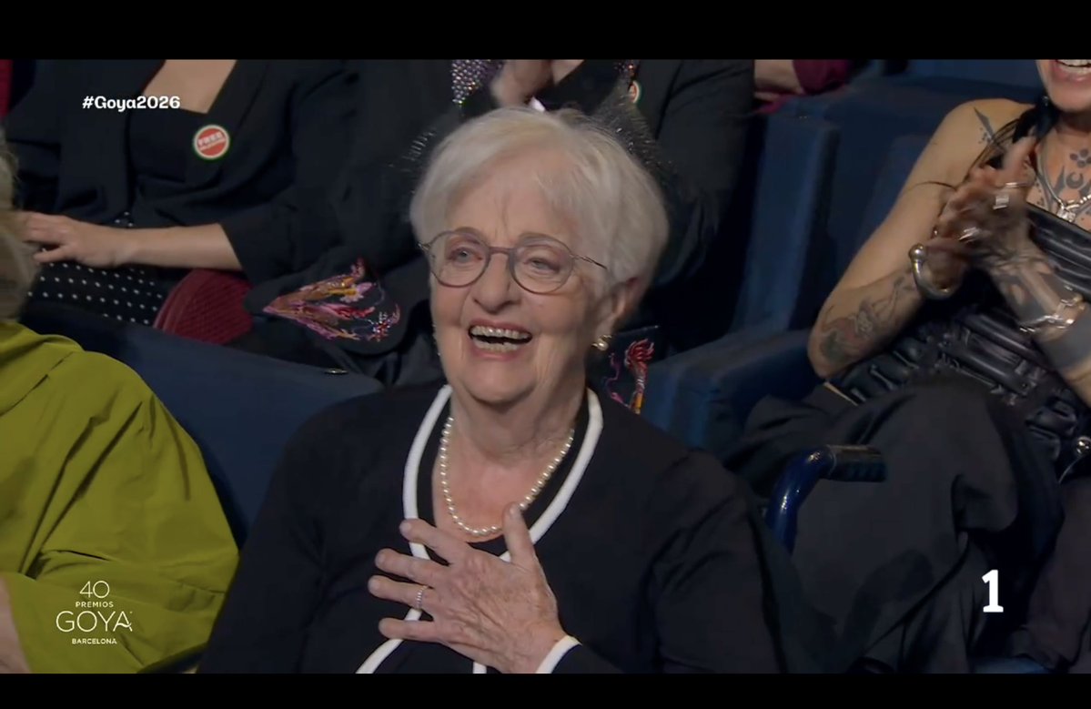 Está foto emociona a cualquiera que ame el doblaje o simplemente el cine. 

Ahora si le han dado el reconocimiento delante de todo el mundo a la grande, a la gran  María Luisa Solá.