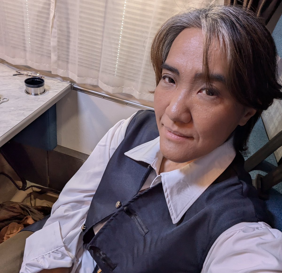 さてと、メイクほぼ出来たが…
女子トイレ使っても良いでしょうか🚻

我ながら、胡散臭いオッサンやな〜🤣