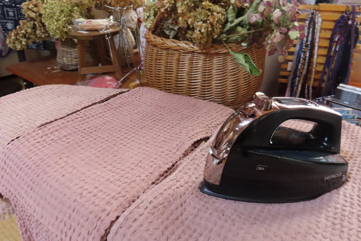 ＃今週三日はカメラマン撮影📸

　「大和ルージュ💋」の商品撮影をプロに
頼んだ🐘🐘

　物撮りは色味や質感をしっかり押さえたい
ので写真館の和門くんに依頼🙏🙏撮影場所
は🎵ログハウスのカフェ☕🎂BAUさんにお願
い🙇‍♀️ログの大空間と、こだわりの家具💺に負け
ない写りとなるか👊❣️