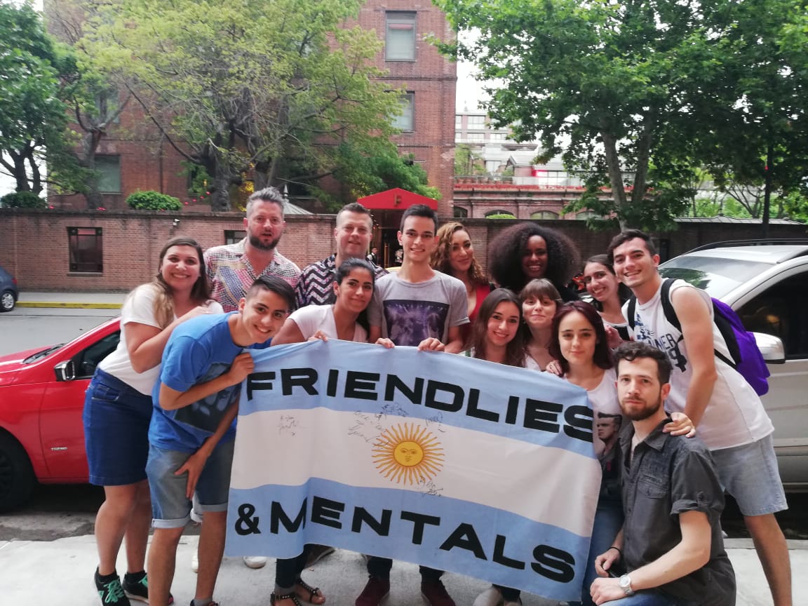 RobbieArgentina's tweet photo. En el 2018, si bien no logramos lo que mas esperabamos, vivimos una previa increíble y tuvimos la oportunidad de conocer a la banda de Robbie y conseguir (casi) todas sus firmas en nuestra bandera 💙🤍 Fue una semana hermosa que no terminó como queríamos pero bueno, detalles😅 https://t.co/VmEDGevcvd