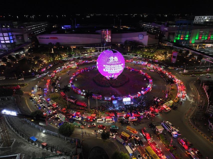 ABSCBNNews's tweet photo. Mahigit 200 fire trucks ang nakapalibot sa MOA Globe sa Pasay para sa Fire Prevention Month kick-off program ng Bureau of Fire Protection (BFP), umaga ng Linggo, March 1, 2026. | via @eon_sanchez 

Courtesy: SM Prime https://t.co/lcKis0saMU