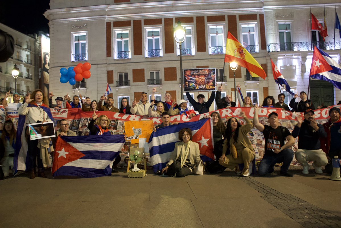 Hoy vi tres generaciones de cubanos lejos de su tierra pidiendo libertad… el mal sobre nuestro pueblo se ha prolongado durante muchos años, es mucho el dolor contenido.

Hoy también vi esperanza.

Les comparto algunas de las imágenes que capté con mi lente. Madrid, 2026.