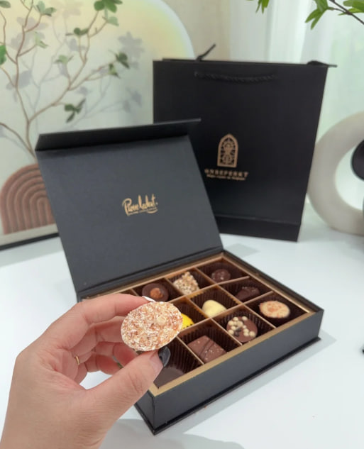 hassantoke's tweet photo. Gifted or not, chocolate always brings a smile, Loving these exquisite treats 💖 #TreatYourself https://t.co/Ccbz5RGxV4