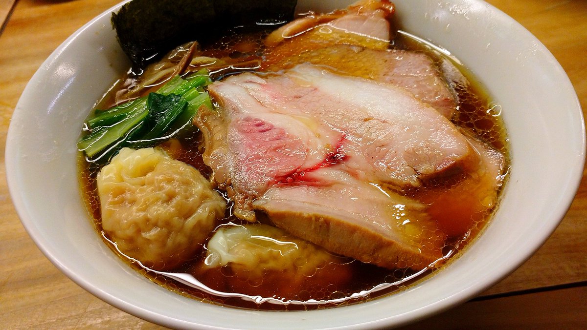 cross_road_1223's tweet photo. 手打雲呑そば＠一番いちばん。町田市。鶏などの豊潤なスープにキレのある醤油♪多めの油分で厚みある飲み口♪手打ち麺は表面がザラっとしながら芯に弾力がありモッチリ！肉は分厚い豚チャがたっぷり入り鶏ムネも乗って肉の魅力満載！ぷりぷり餡の雲呑もゴロゴロ４個入り至福！唯一無二で最高に美味い☆ https://t.co/vFJormOT0Y