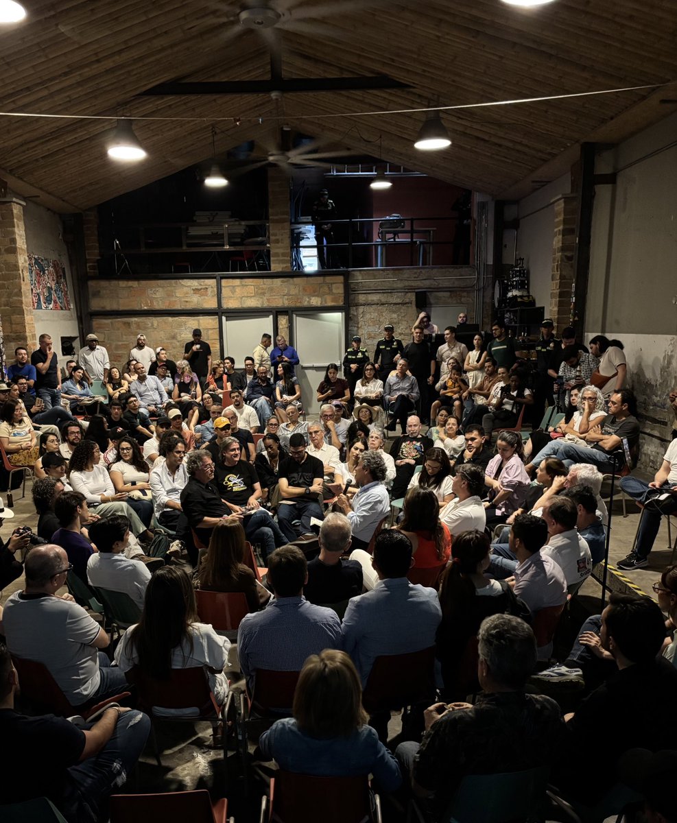 Estebanjararuiz's tweet photo. A esta hora en Medellín @sergio_fajardo presenta su propuesta de cultura para el país

Mientras otros vienen a nuestra ciudad con propuestas populistas o insultos; Fajardo viene a retomar la tarea que inició hace 20 años: defenderla de los violentos y sanarla con oportunidades 🇨🇴 https://t.co/FGQiEnFKPS