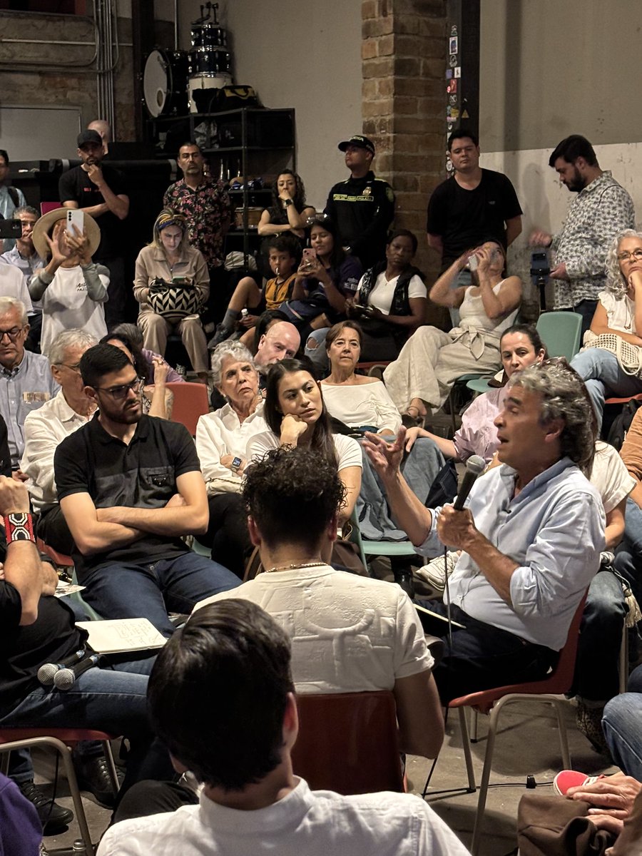 Estebanjararuiz's tweet photo. A esta hora en Medellín @sergio_fajardo presenta su propuesta de cultura para el país

Mientras otros vienen a nuestra ciudad con propuestas populistas o insultos; Fajardo viene a retomar la tarea que inició hace 20 años: defenderla de los violentos y sanarla con oportunidades 🇨🇴 https://t.co/FGQiEnFKPS