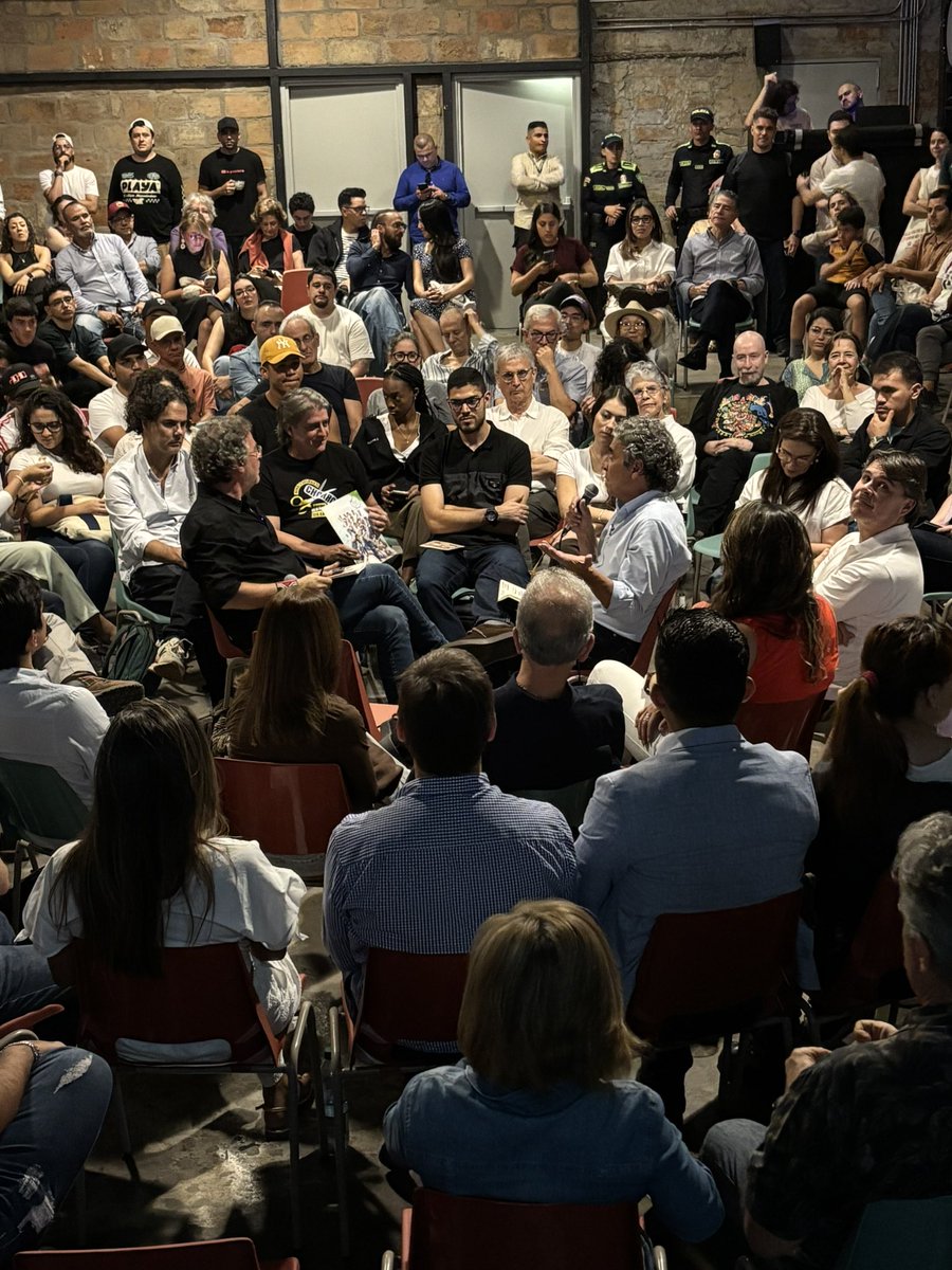 Estebanjararuiz's tweet photo. A esta hora en Medellín @sergio_fajardo presenta su propuesta de cultura para el país

Mientras otros vienen a nuestra ciudad con propuestas populistas o insultos; Fajardo viene a retomar la tarea que inició hace 20 años: defenderla de los violentos y sanarla con oportunidades 🇨🇴 https://t.co/FGQiEnFKPS