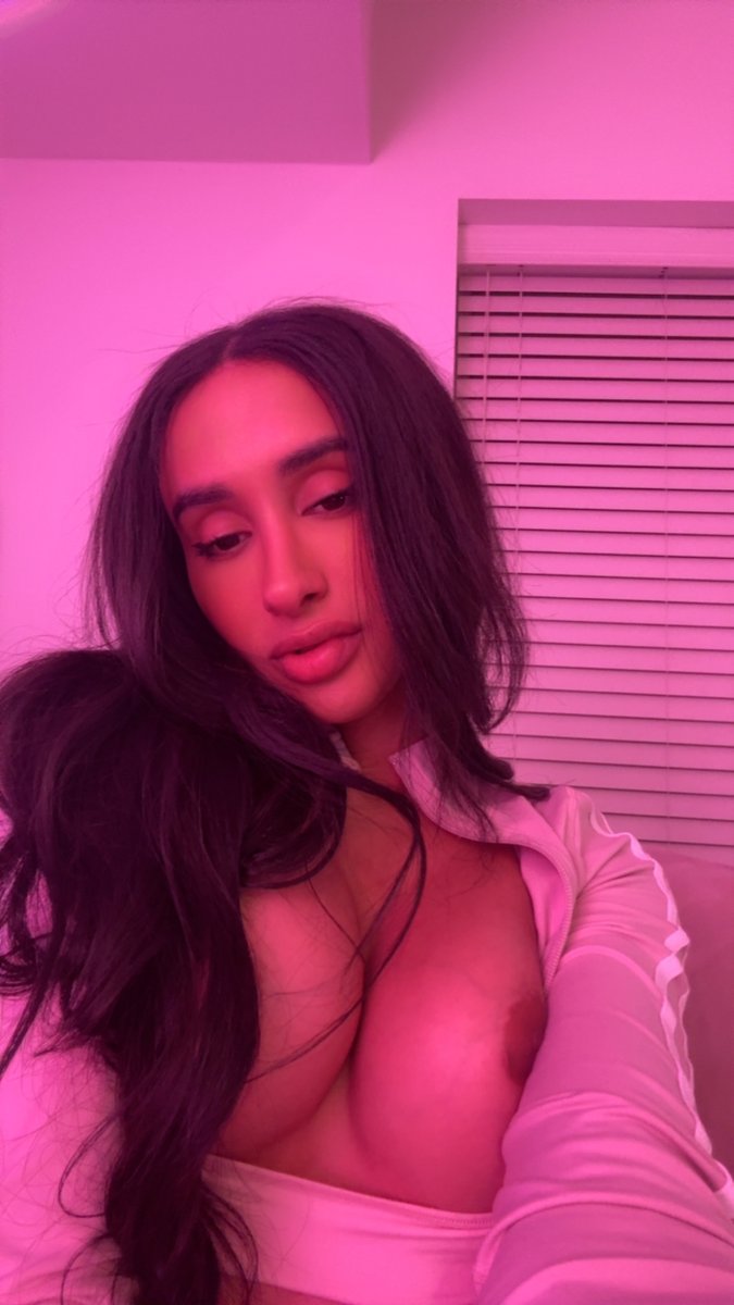 linalegendary's tweet photo. like this for a free pic in your dms👀💋 https://t.co/I3sE1kforV