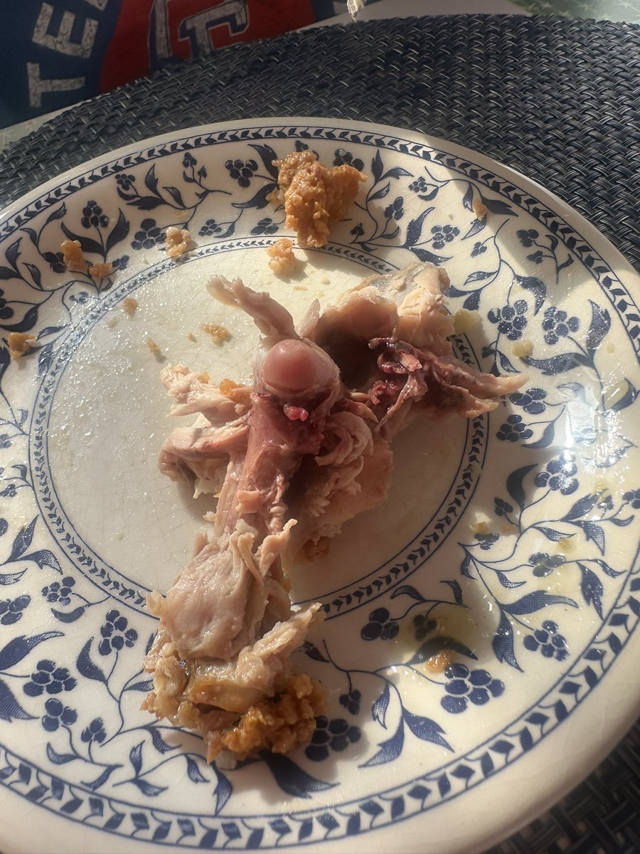 BeatrizvBo's tweet photo. Hola @KFC_ES @KFC_MEXICO dónde puedo levantar un reporte con respecto a un pedido que hice el día de hoy y el pollo estaba CRUDO? https://t.co/VIsgmeW7aJ
