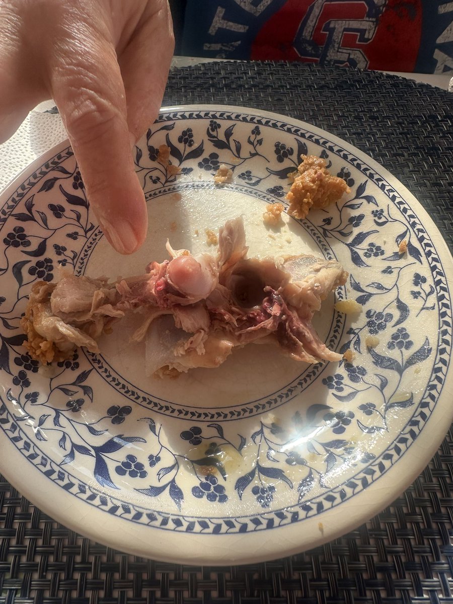 BeatrizvBo's tweet photo. Hola @KFC_ES @KFC_MEXICO dónde puedo levantar un reporte con respecto a un pedido que hice el día de hoy y el pollo estaba CRUDO? https://t.co/VIsgmeW7aJ