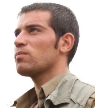 In Erinnerung an Ehsan Fattahian.
2009 vom iranischen Regime hingerichtet – mit 28 Jahren.

In seinem Brief schrieb er: Sie glauben, mit unserem Tod Gerechtigkeit zu schaffen. Doch sie irren sich.

Ich erinnere an ihn. Und an all die anderen.

#Khameni #Iran