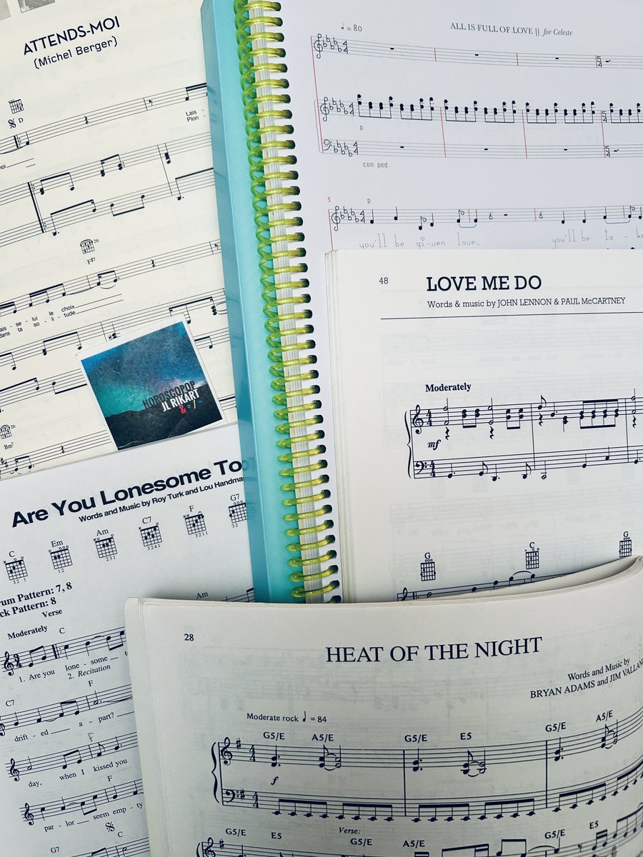 JLRikart's tweet photo. La música está para disfrutar
Y también para estudiar 😁

Con las partituras puedo acercarme a las composiciones desde otro punto de vista, analizando melodías y progresiones de acordes🎹

A lo largo de los años he coleccionado libros de artistas de épocas y estilos diferentes 🎵 https://t.co/yZfYGspMk2