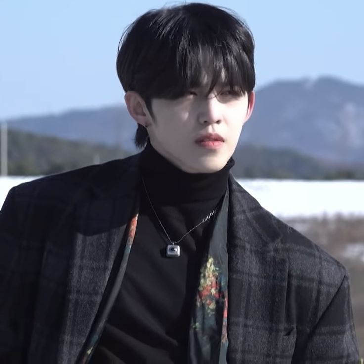 jagiyanations's tweet photo. [ cheolhan ideas ]

a thread;

kala itu, mereka berdua adalah kekasih. lantaran hubungan tak direstui, jeonghan mengambil keputusan untuk menikahi orang lain. seungcheol menghilang selama beberapa tahun. dari pernikahan jeonghan, lahirnya seorang bayi bernama mingyu. https://t.co/jzgrSfTW97
