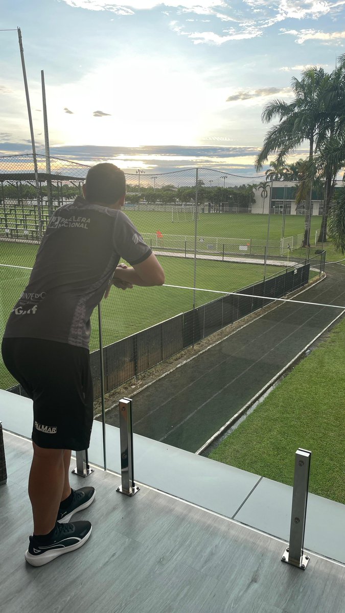 pechocigno's tweet photo. Orense SC Sub-15 🇪🇨 
● Si miras para los costados o lejos, no ves el paso inmediato y tropiezas. Hay que ir despacio que no es igual que lento... Vamos por más 💪  #MiPasión⚽️ https://t.co/Ze4Ls8E1Z8