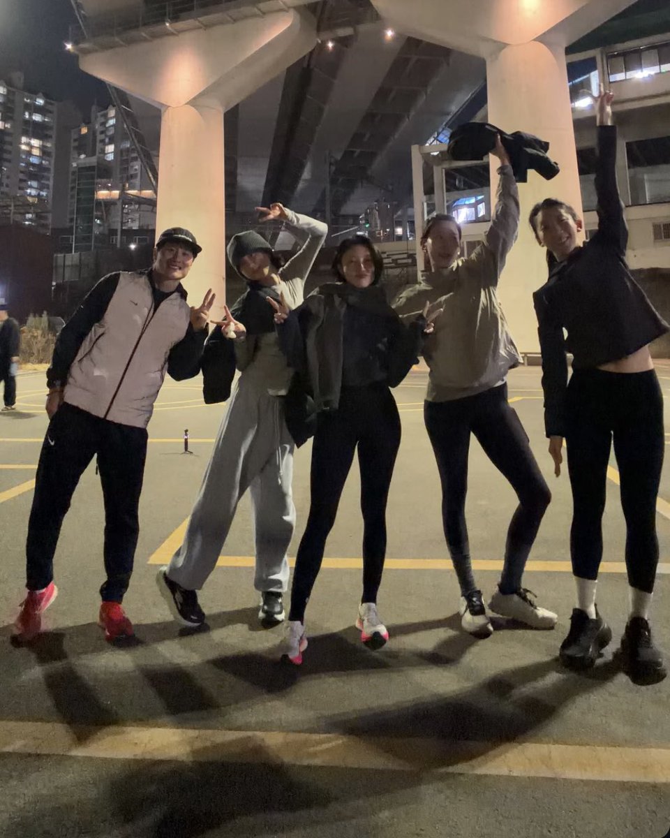 no context hwasa tweet media