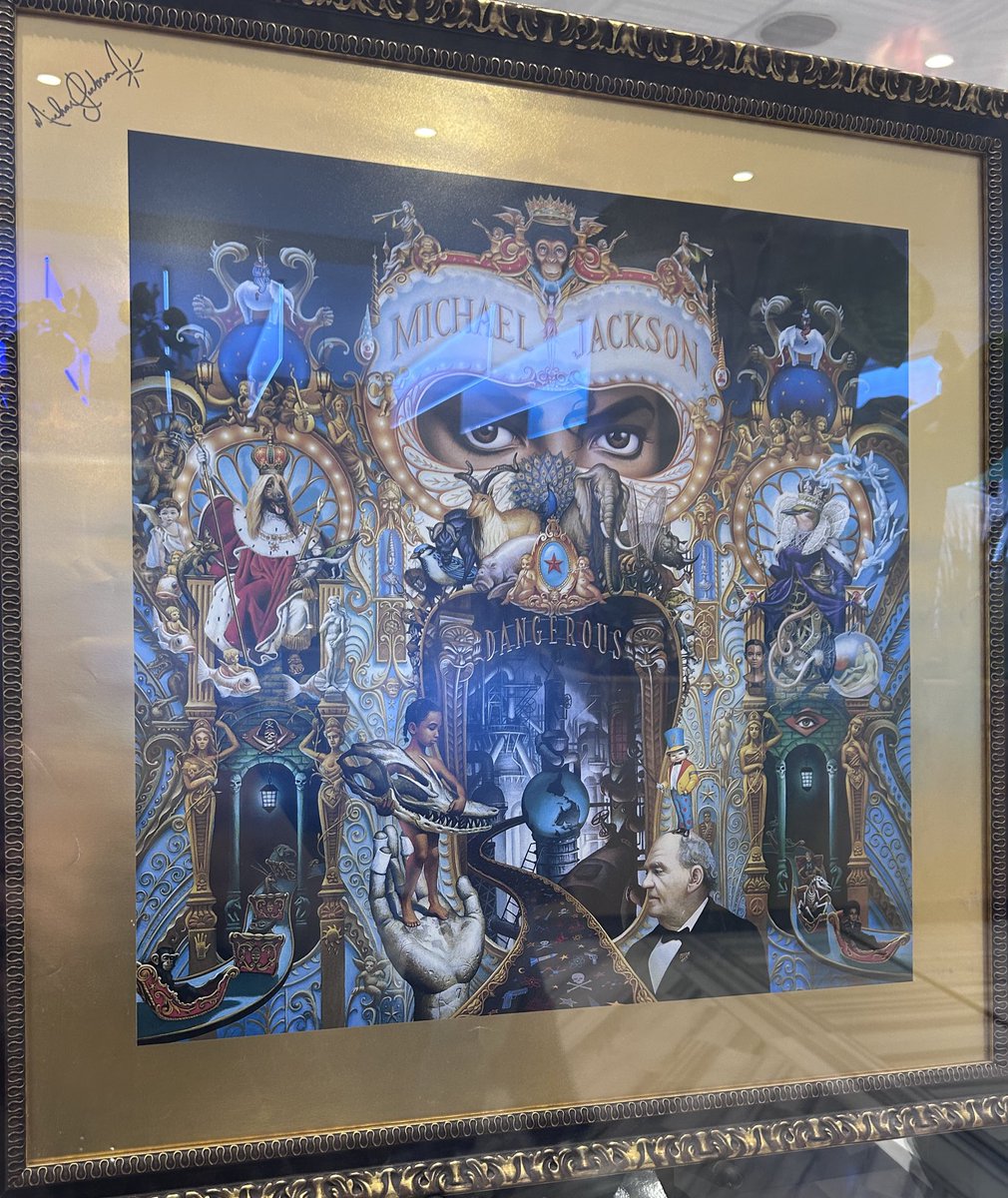 mjsunbaenim's tweet image. today i went to the local mall and there was a michael exhibition !!! 🥹🥹 i don’t know how i didn’t break the glass though 😭