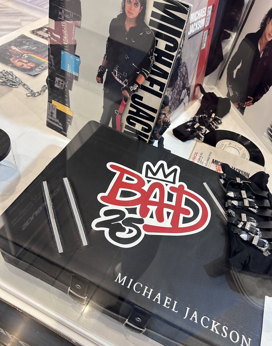 mjsunbaenim's tweet image. today i went to the local mall and there was a michael exhibition !!! 🥹🥹 i don’t know how i didn’t break the glass though 😭