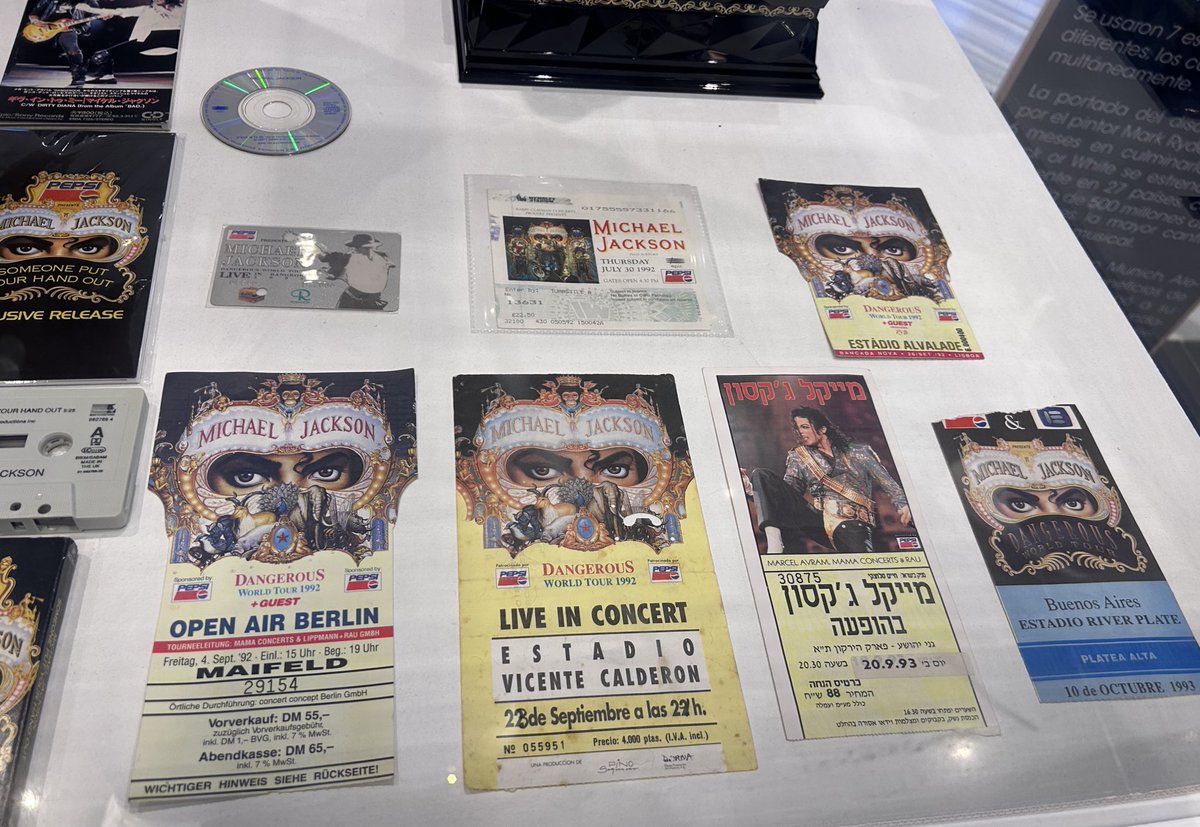 mjsunbaenim's tweet image. today i went to the local mall and there was a michael exhibition !!! 🥹🥹 i don’t know how i didn’t break the glass though 😭