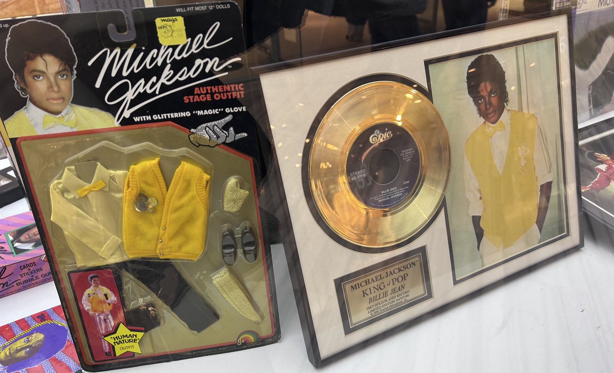 mjsunbaenim's tweet image. today i went to the local mall and there was a michael exhibition !!! 🥹🥹 i don’t know how i didn’t break the glass though 😭