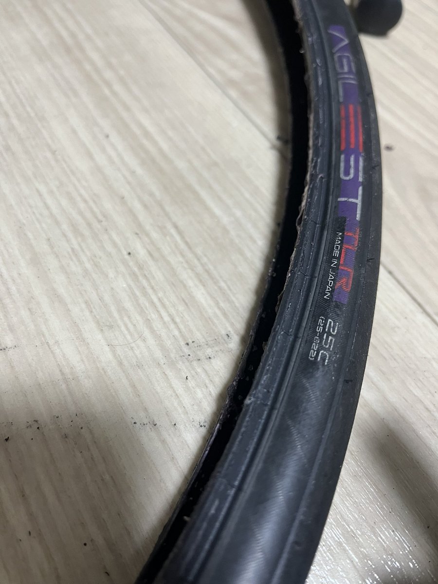 チューブレスのビードがフロアポンプで上がらなすぎて、結局店のエアーコンプレッサー使った。新品のときは上がったのに〜悔しい！