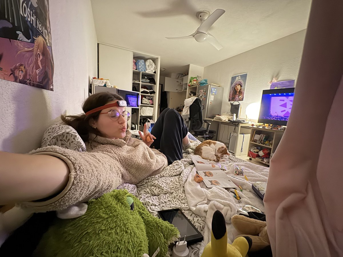 ccmappelou's tweet image. uki m’aide à sa manière #girlboss 
(oui je lache pas la frontale MDR)