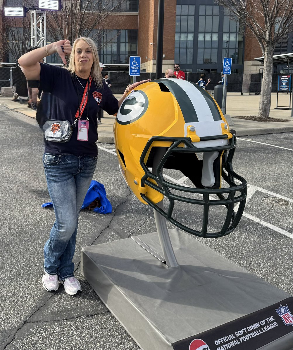 stacy_perez83's tweet image. Just a couple of NFC North rivals hanging at the NFL Combine fan experience #BearDown #GoPackGo @WendiEarley @WomenOf_FF