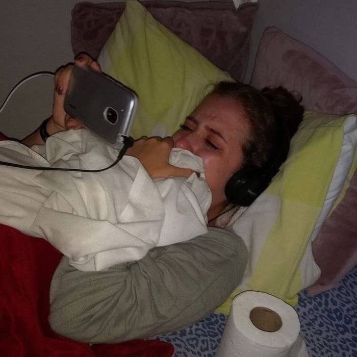 Yo leyendo esas historias de Wattpad